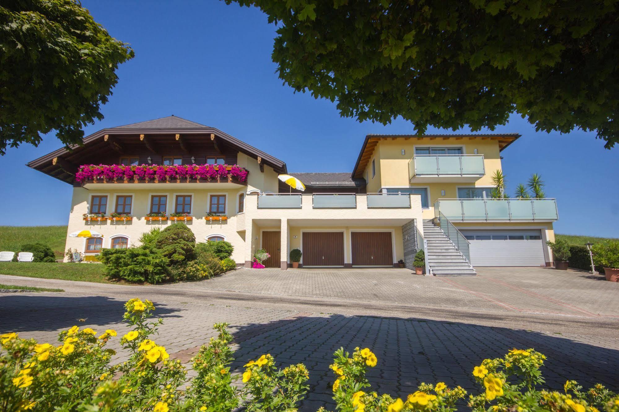 Gaestehaus Stabauer 3* Mondsee